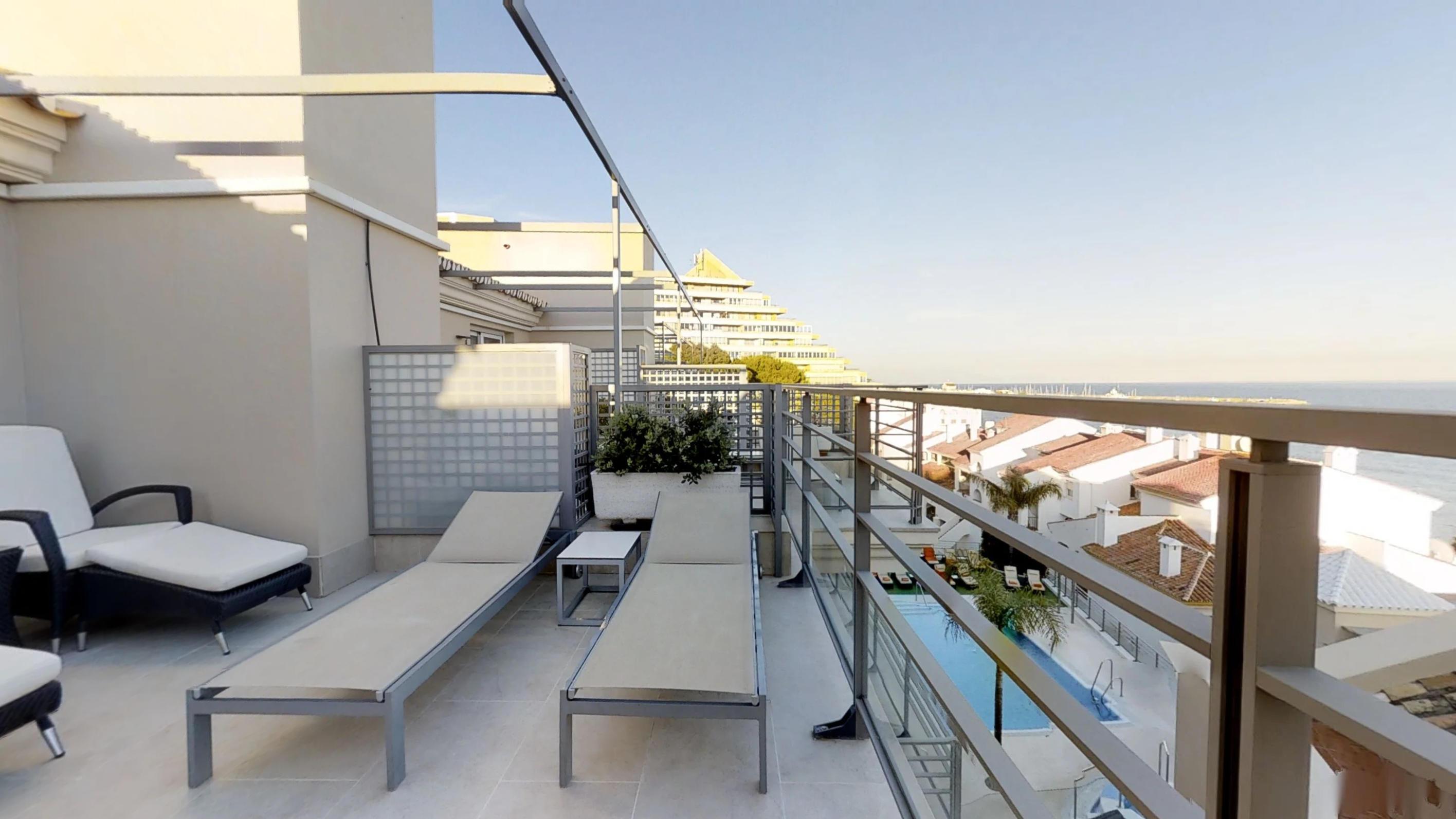 Vincci Seleccion Aleysa Hotel Benalmadena Bagian luar foto 3D rendering of a balcony