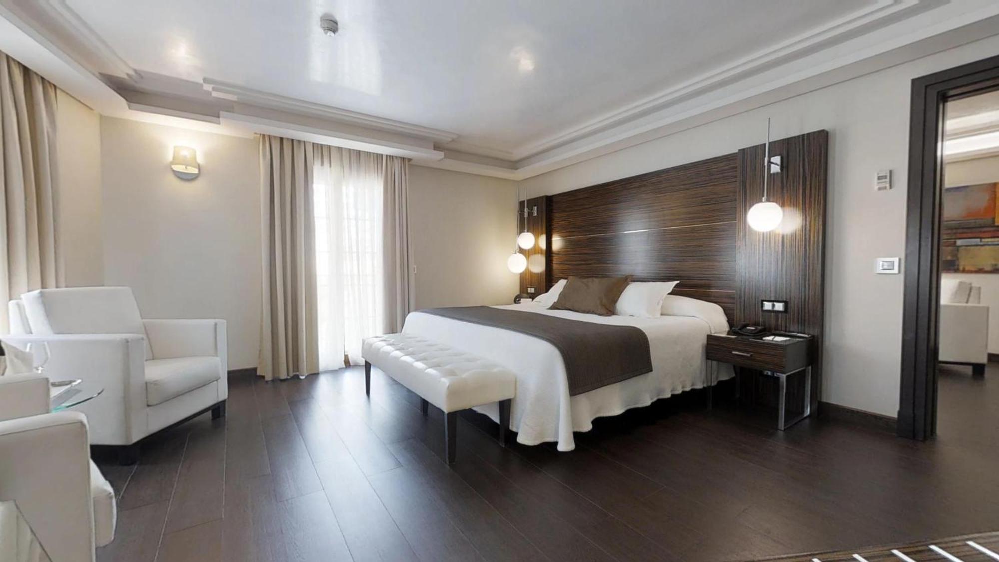 Vincci Seleccion Aleysa Hotel Benalmadena Bagian luar foto A room at the hotel