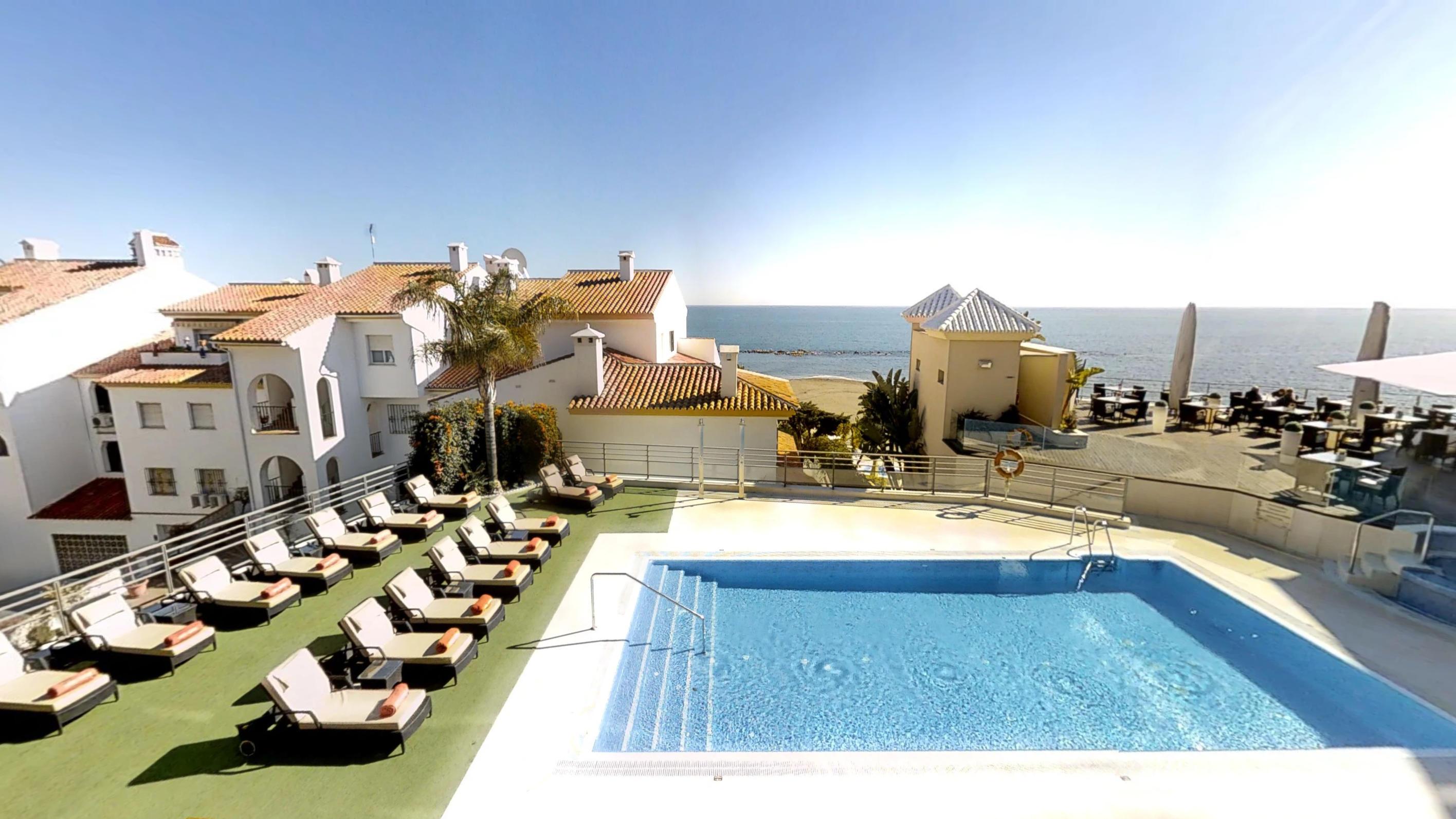 Vincci Seleccion Aleysa Hotel Benalmadena Bagian luar foto A swimming pool in Spain