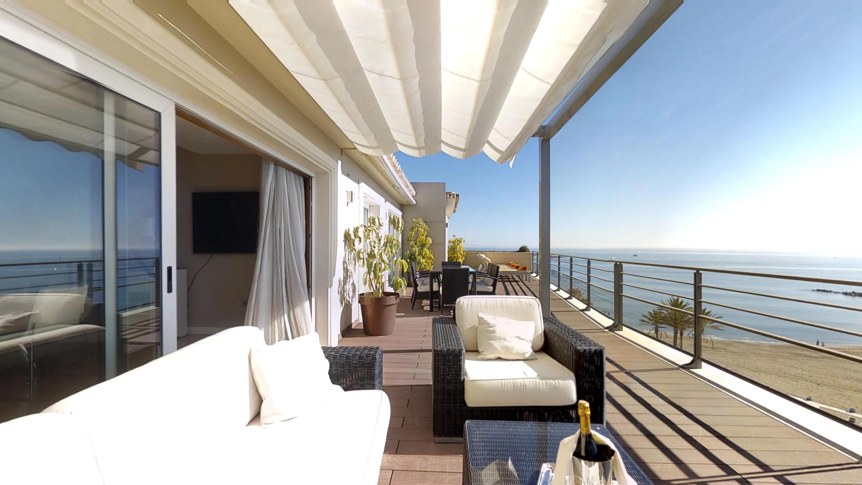 Vincci Seleccion Aleysa Hotel Benalmadena Bagian luar foto A balcony with a retractable awning