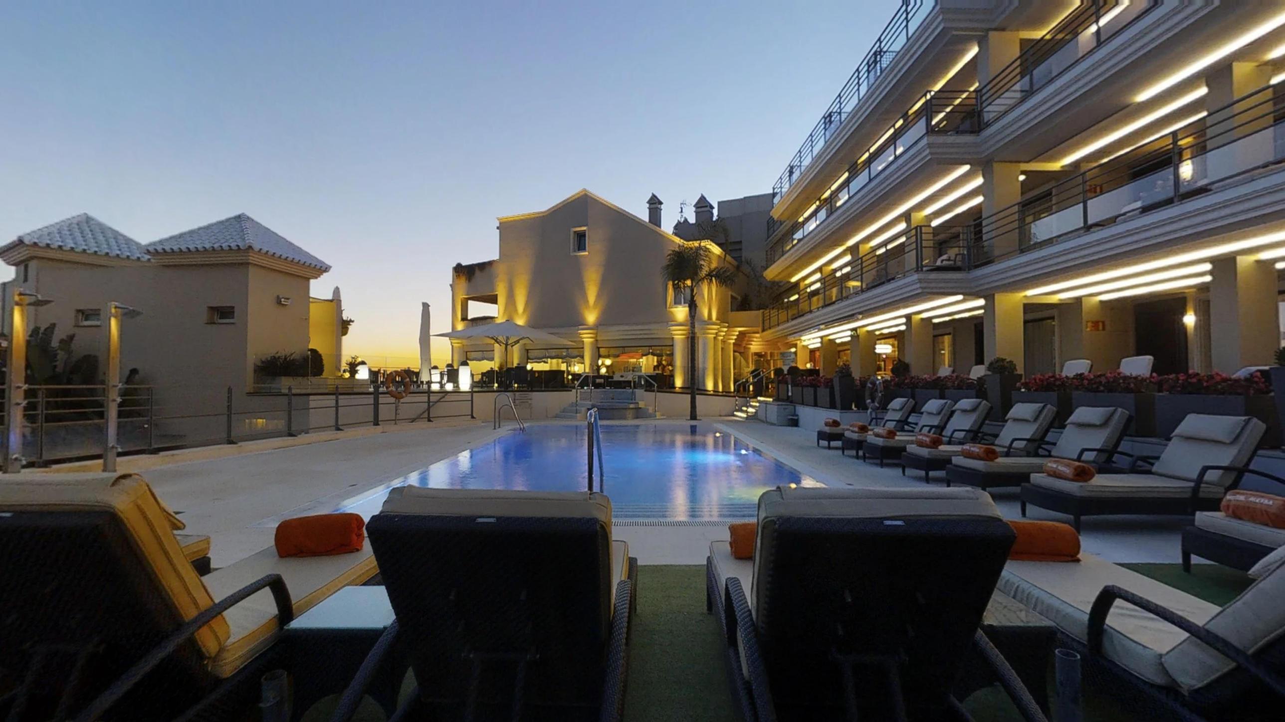 Vincci Seleccion Aleysa Hotel Benalmadena Bagian luar foto The pool at the hotel