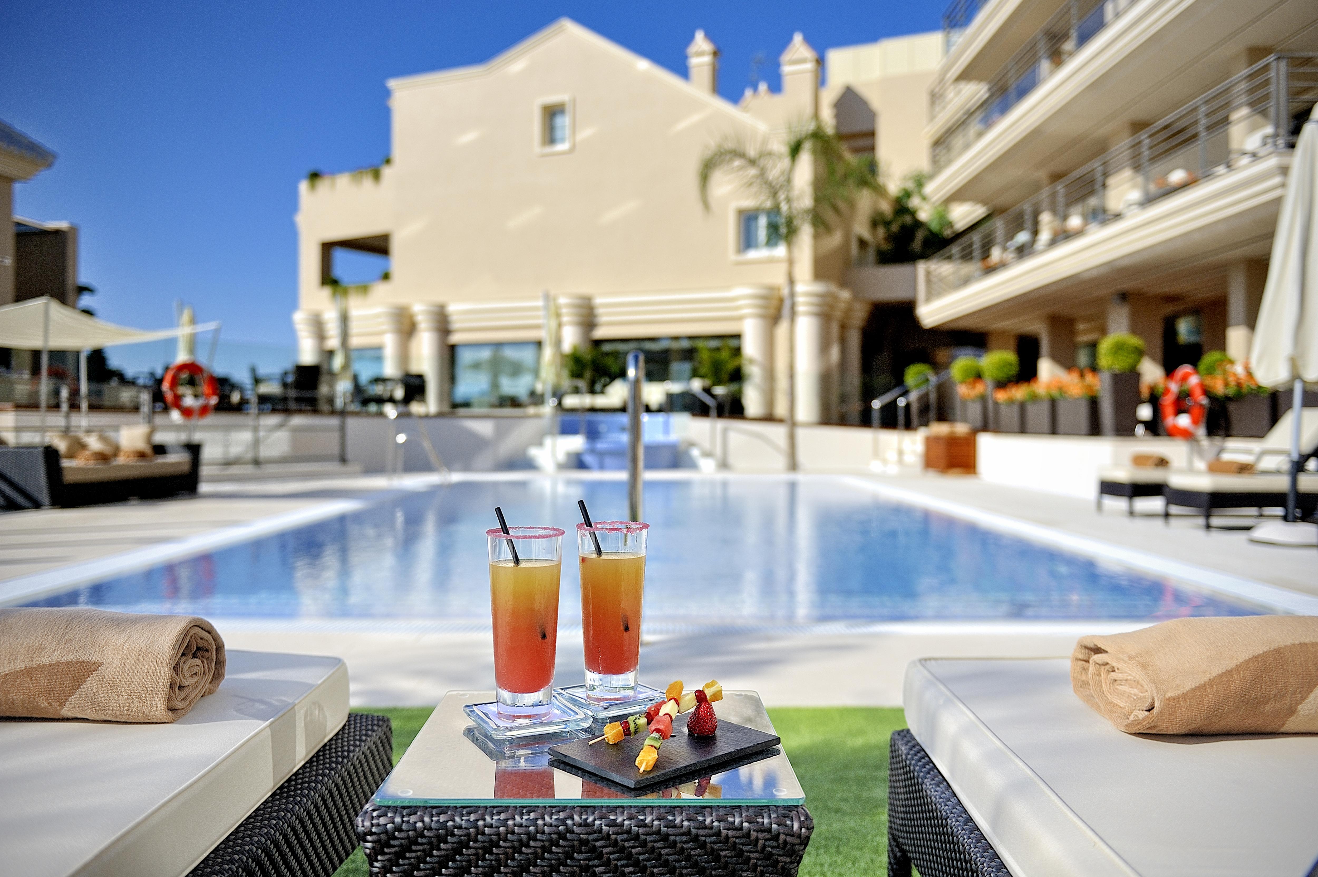 Vincci Seleccion Aleysa Hotel Benalmadena Bagian luar foto The pool at the hotel
