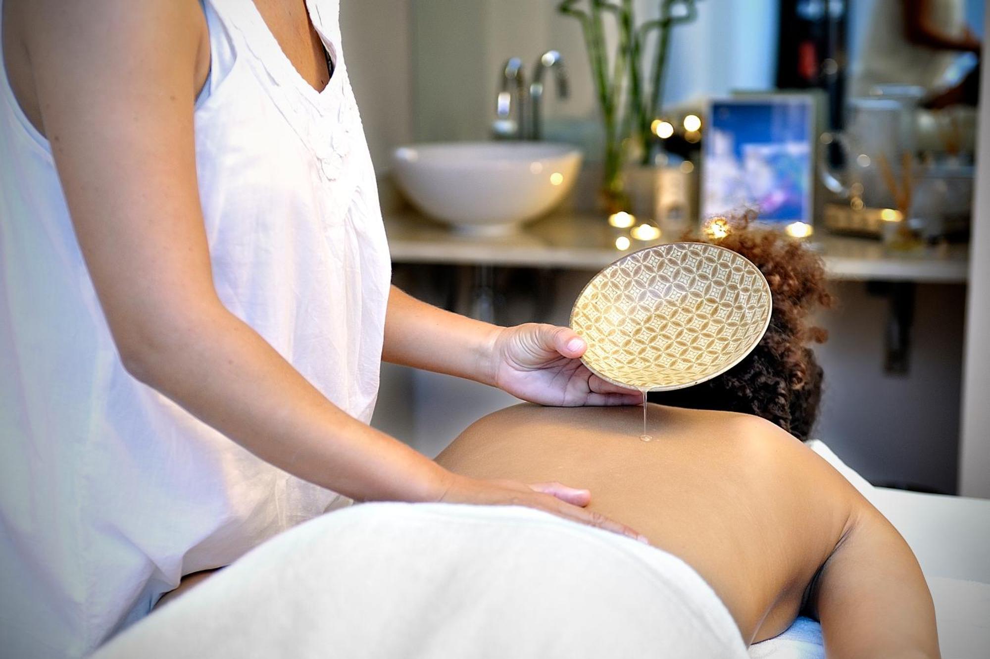 Vincci Seleccion Aleysa Hotel Benalmadena Bagian luar foto A practitioner performing a massage with a flower of life massage stone