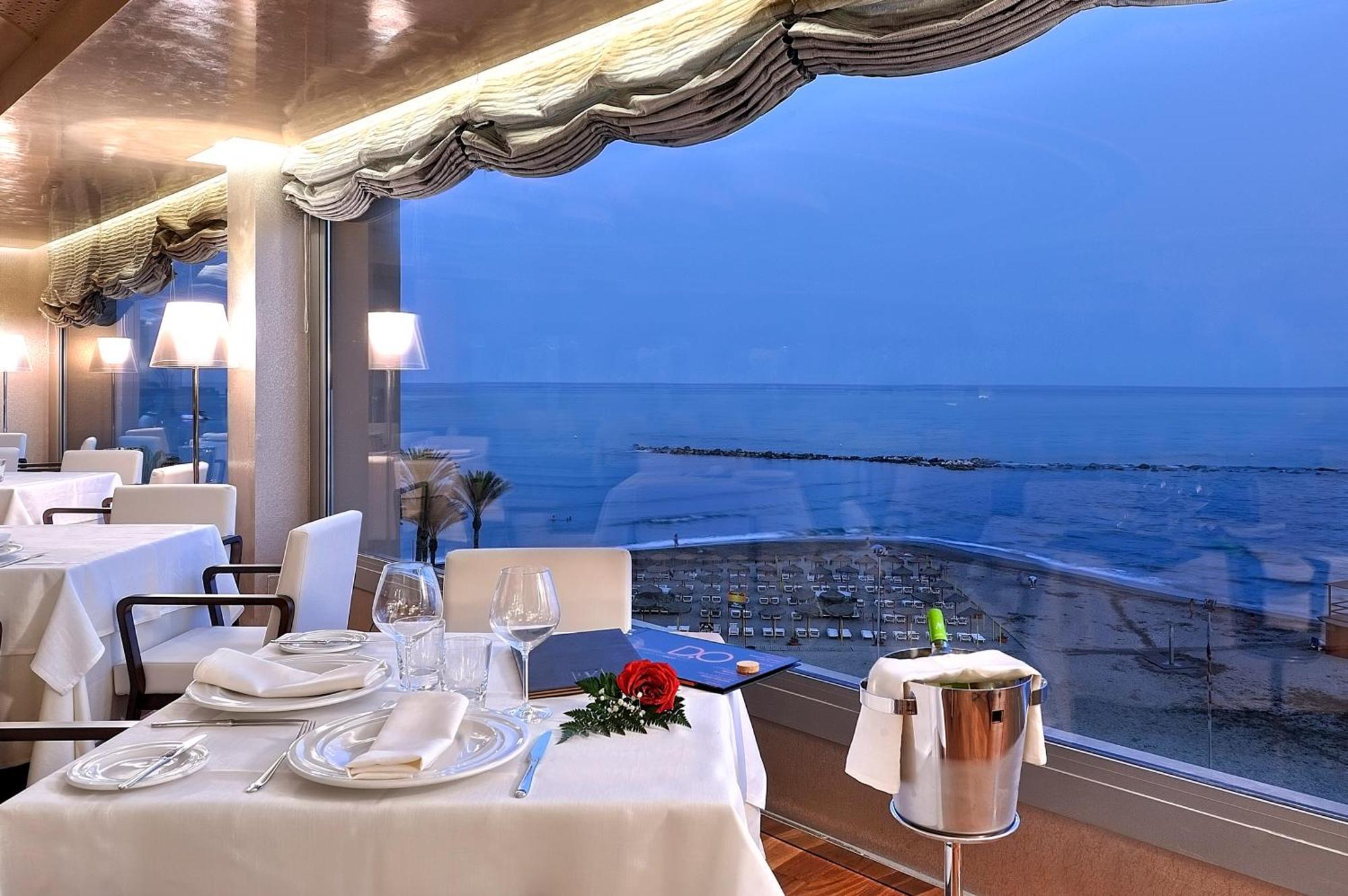 Vincci Seleccion Aleysa Hotel Benalmadena Bagian luar foto Restaurant