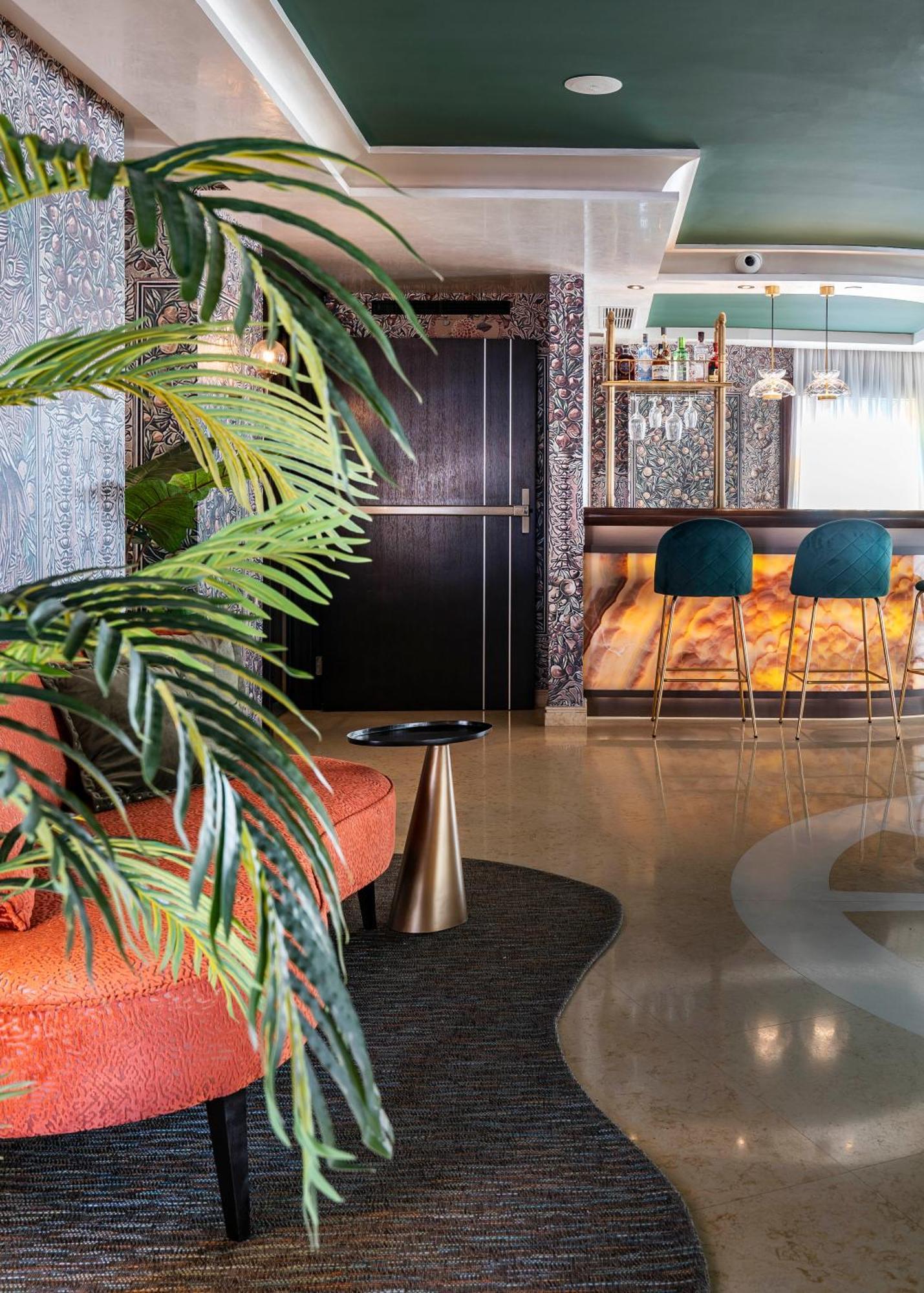 Vincci Seleccion Aleysa Hotel Benalmadena Bagian luar foto The bar at the 1001 Club