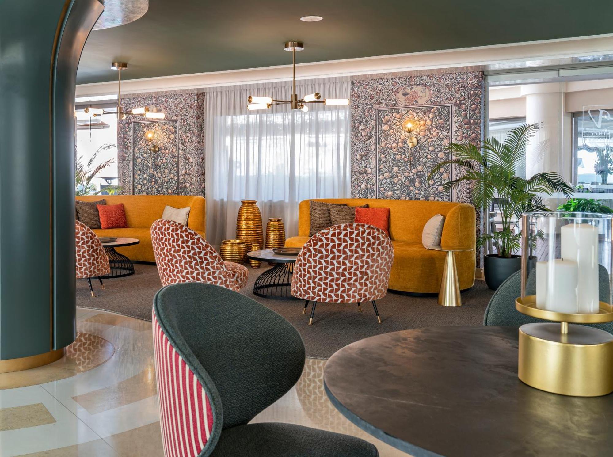 Vincci Seleccion Aleysa Hotel Benalmadena Bagian luar foto The lounge at the airport