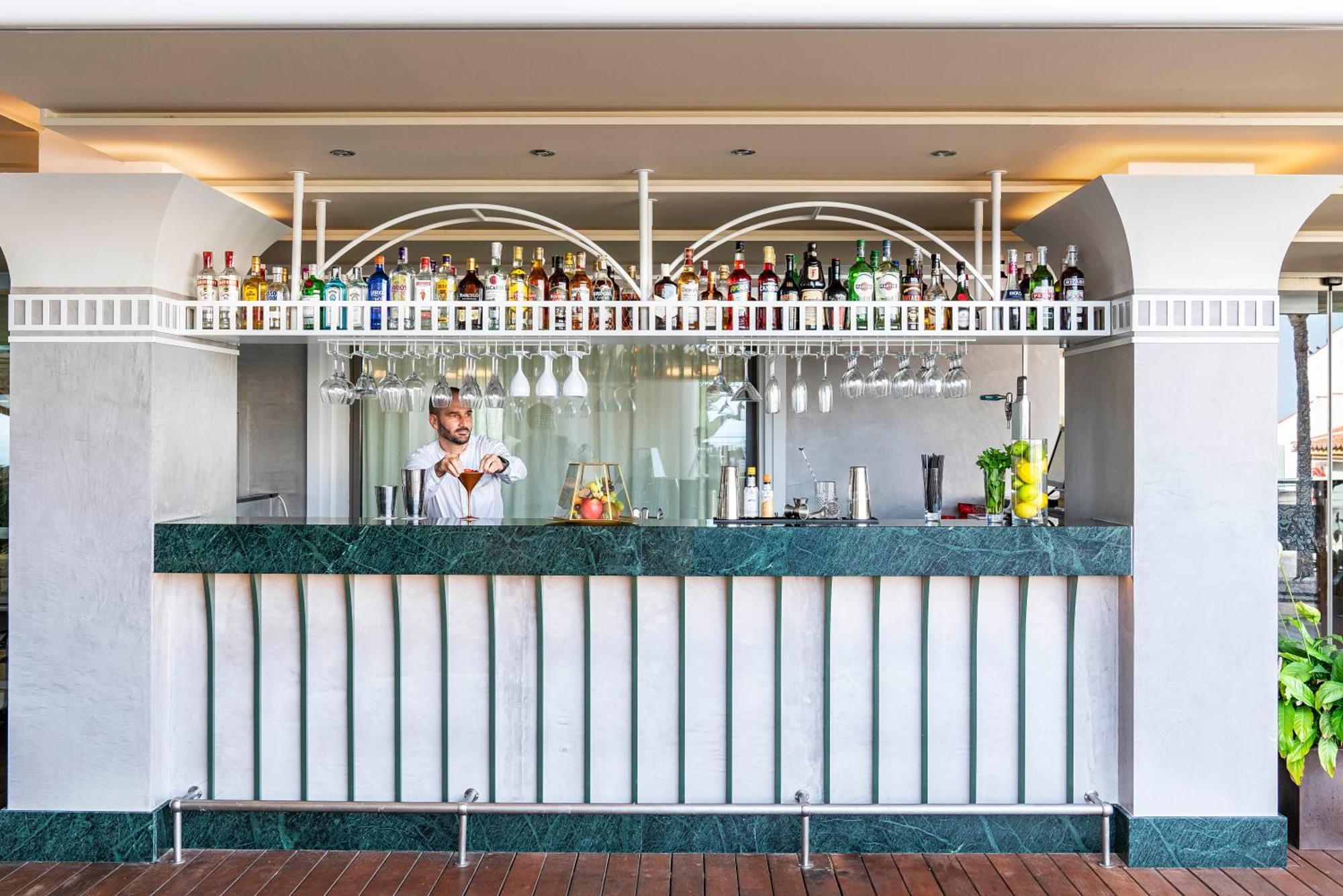 Vincci Seleccion Aleysa Hotel Benalmadena Bagian luar foto The bar at the Sky Bar