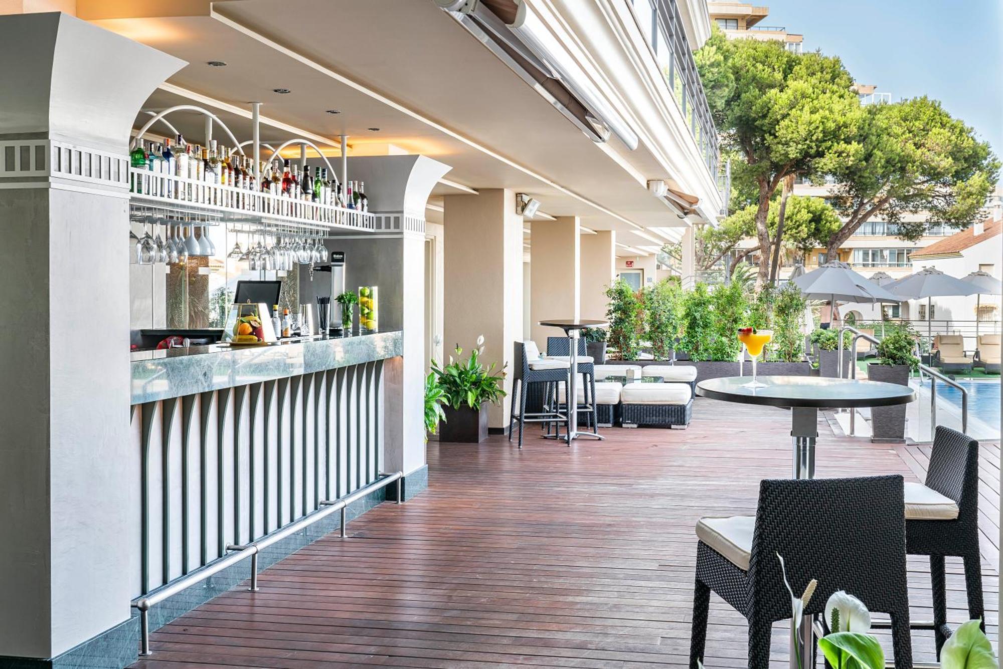 Vincci Seleccion Aleysa Hotel Benalmadena Bagian luar foto The Pool Bar