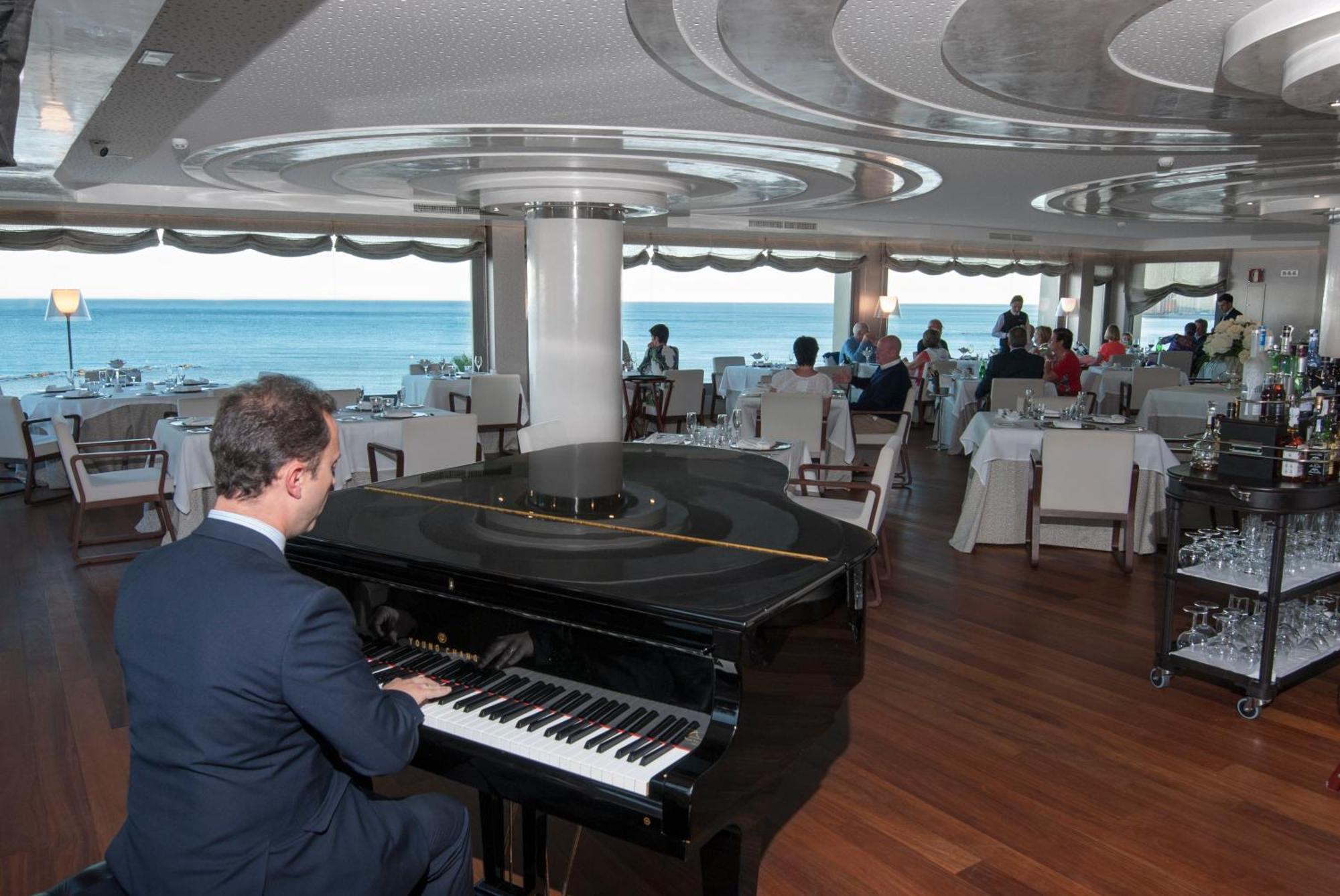 Vincci Seleccion Aleysa Hotel Benalmadena Bagian luar foto The restaurant on board