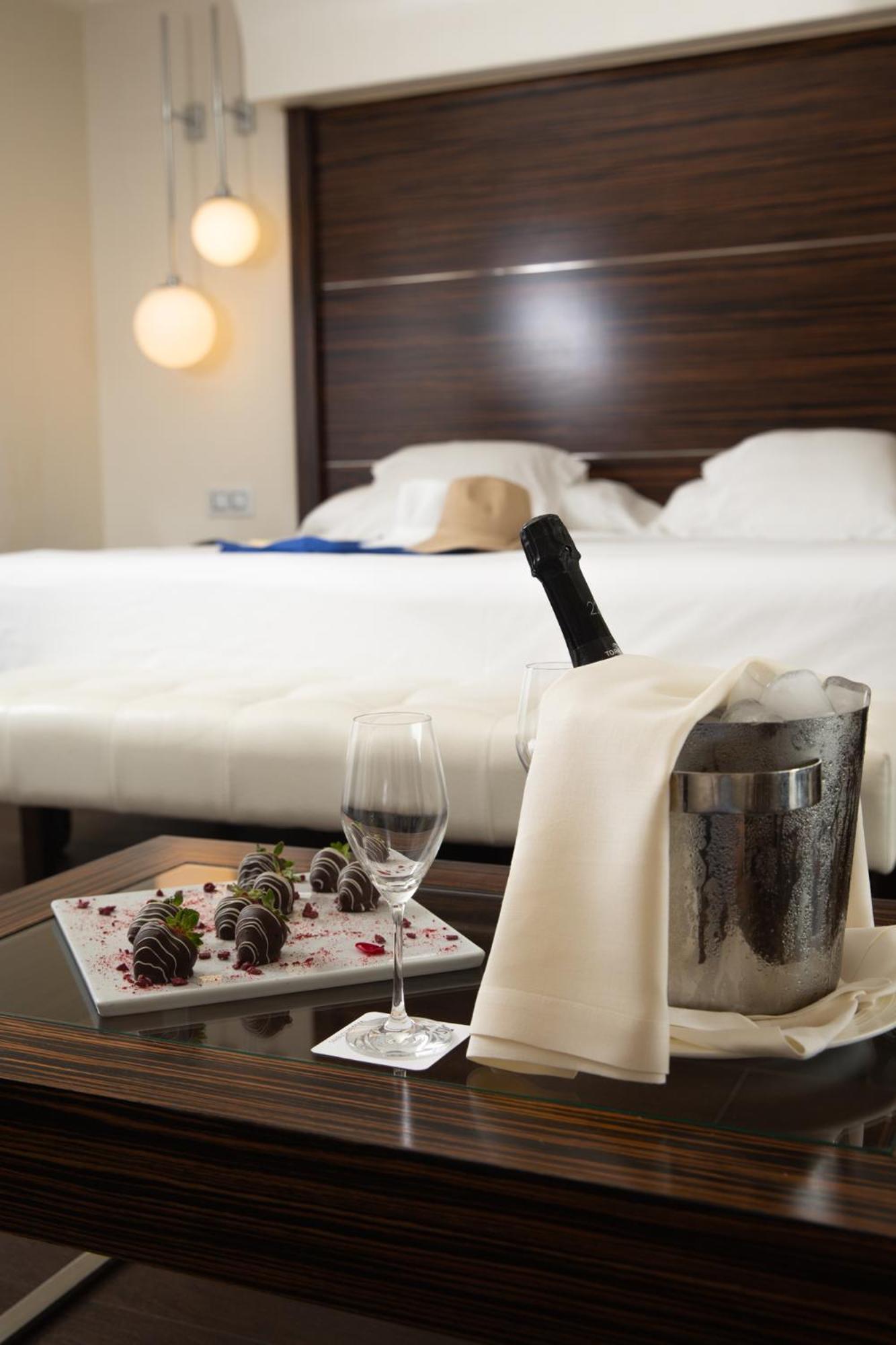 Vincci Seleccion Aleysa Hotel Benalmadena Bagian luar foto A room at the hotel