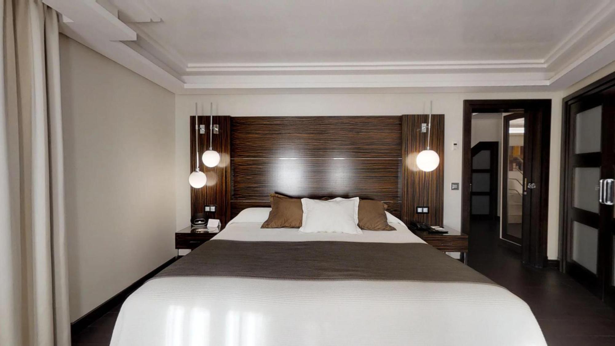 Vincci Seleccion Aleysa Hotel Benalmadena Ruang foto A bedroom at the hotel