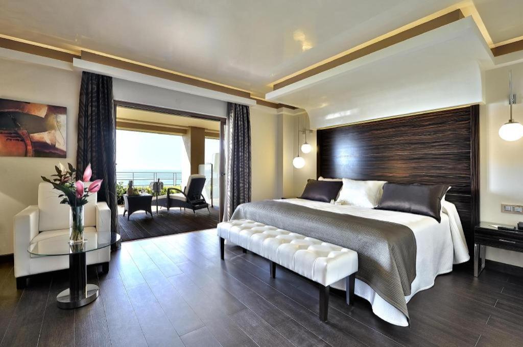 Vincci Seleccion Aleysa Hotel Benalmadena Bagian luar foto A bedroom at the hotel